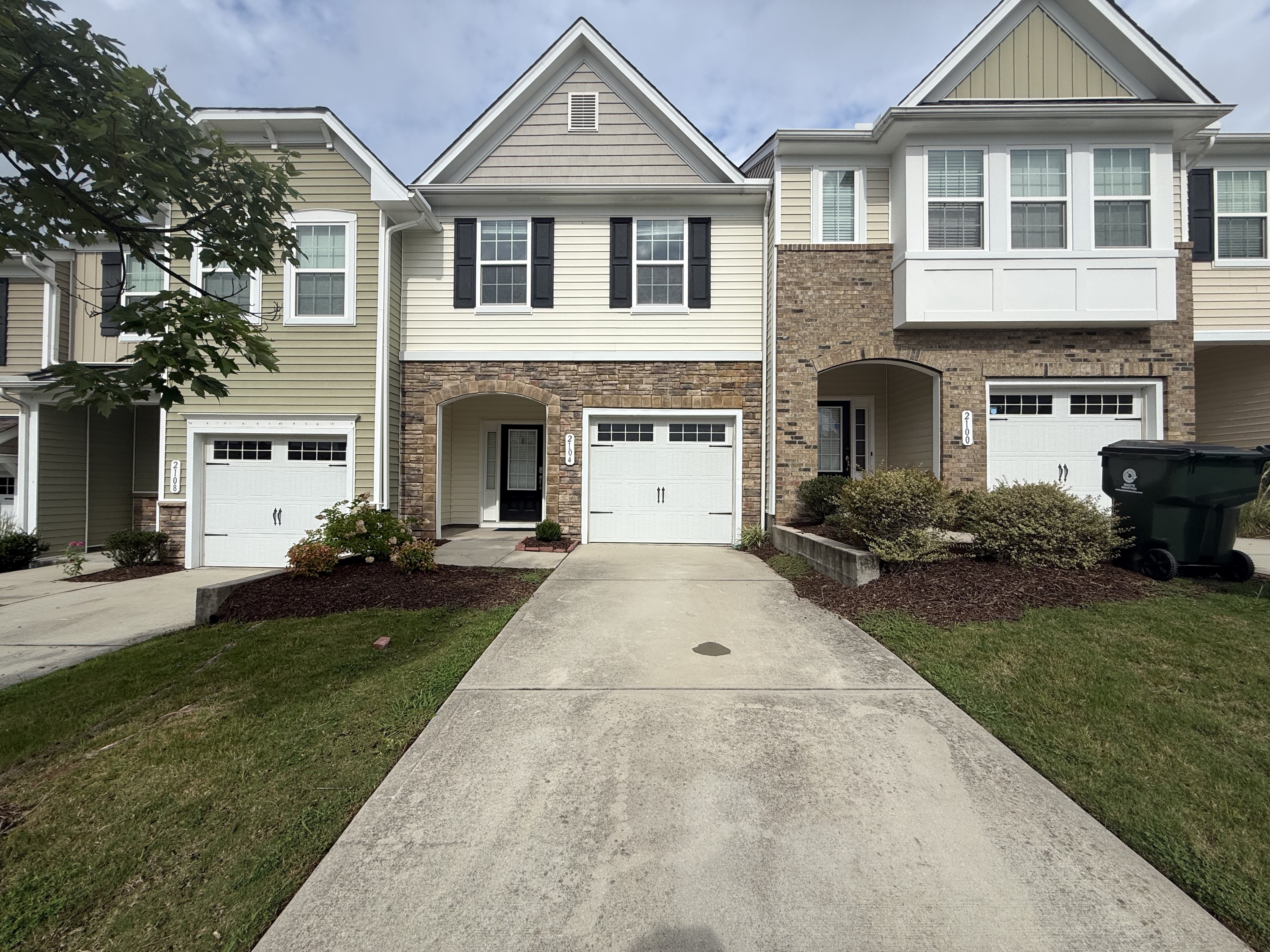 2104 Junewood Ln